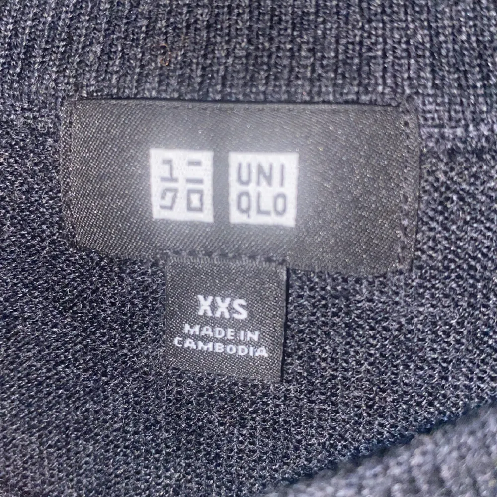 Ja säljer min mörkgråa 100% merinoulls tröja från uniqlo har använt ett par fåtal gånger, storlek xxs (ungefär 158cm). Tröjor & Koftor.