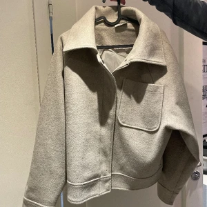 En kappa  - En jättefin kort kappa som passar bra när det börjar bli lite varmare ute! 😄