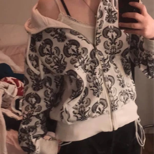 Zip up hoodie - Den är ganska använd och har fläckar (bilder) Inga hål så annars är den helt okej🔥🔥 Märket finns inte längre 
