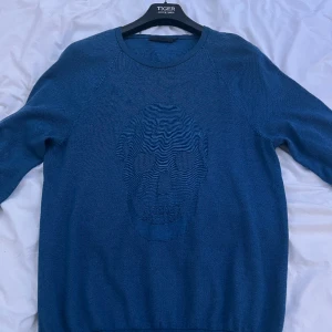 Cashmire tröja Alexander McQueen - Tunn cashmire tröja Märke: Alexander McQueen  Använd lite pga för stor Mer bilder finns om önskat