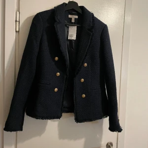 Oanvänd kavaj/ kappa  - Ny med etikett på. Skepparkappa / kavaj i mörkblått 