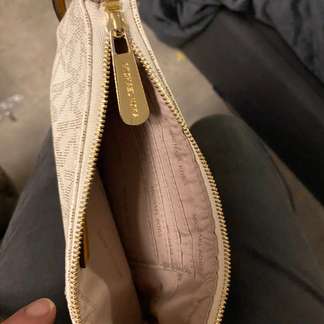 Handväska/kuvertväska av Michel Kors.  - 91