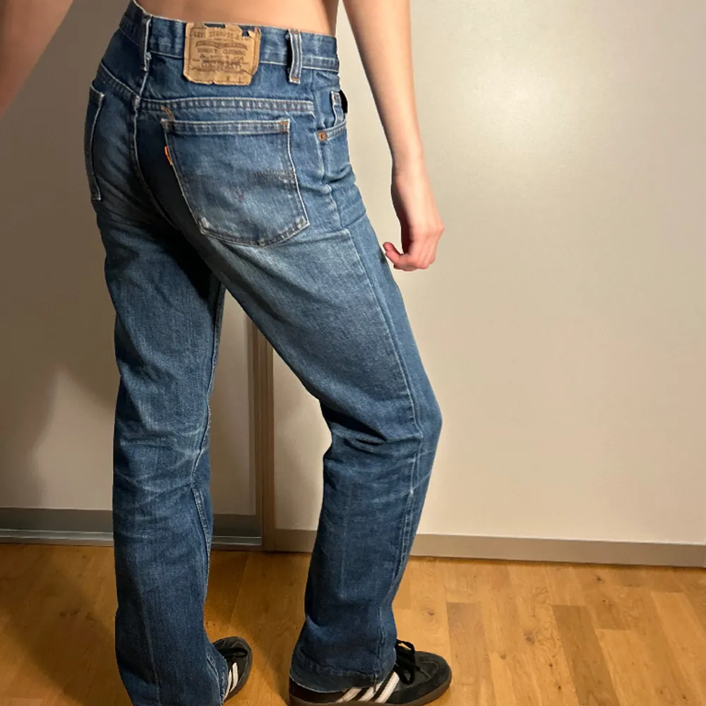 Straight leg vintage Levi’s jeans. Midjemått: 80cm.  Innerbenenslängd: 82cm. . Jeans & Byxor.