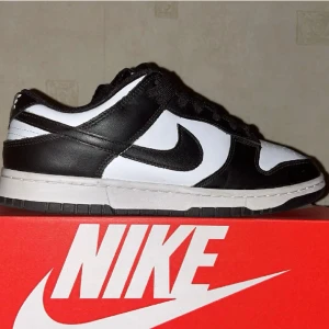 Nike dunk (Panda) 🐼  - Cond 9/10 👟 Vid frågor tveka inte på att fråga🗣️