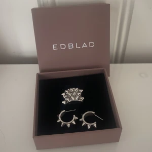 Säljer Edblad örhängen och Edblad ring i silver. Har aldrig använt de.  - Ring:storlek-17.50 