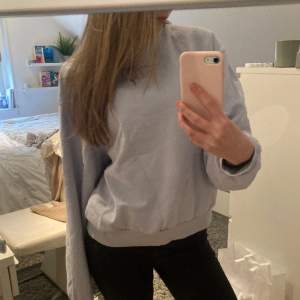 Super fin ljus blå sweatshirt från Gina tricot, köpt för 300kr🩵 inga defekter