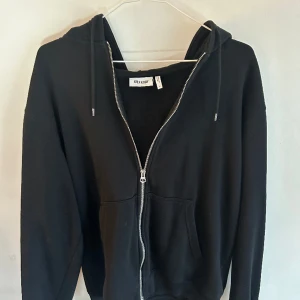 Weekday ziphoodie - Säljer en svart ziphoodie ifrån Weekday. Den är i bra skick då den nästan aldrig använts. Säljer då den är för stor. Skick 9/10 Storlek M Nypris 500 Mitt pris 125