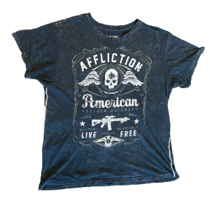 Affliction t-shirt - Kylig affliction tröja 👕storlek xl så sitter fett nice, oversized OBS några små hål som du kan se på sista bilden men dem är såpass små att man inte kan se dem när man har på tröjan😇