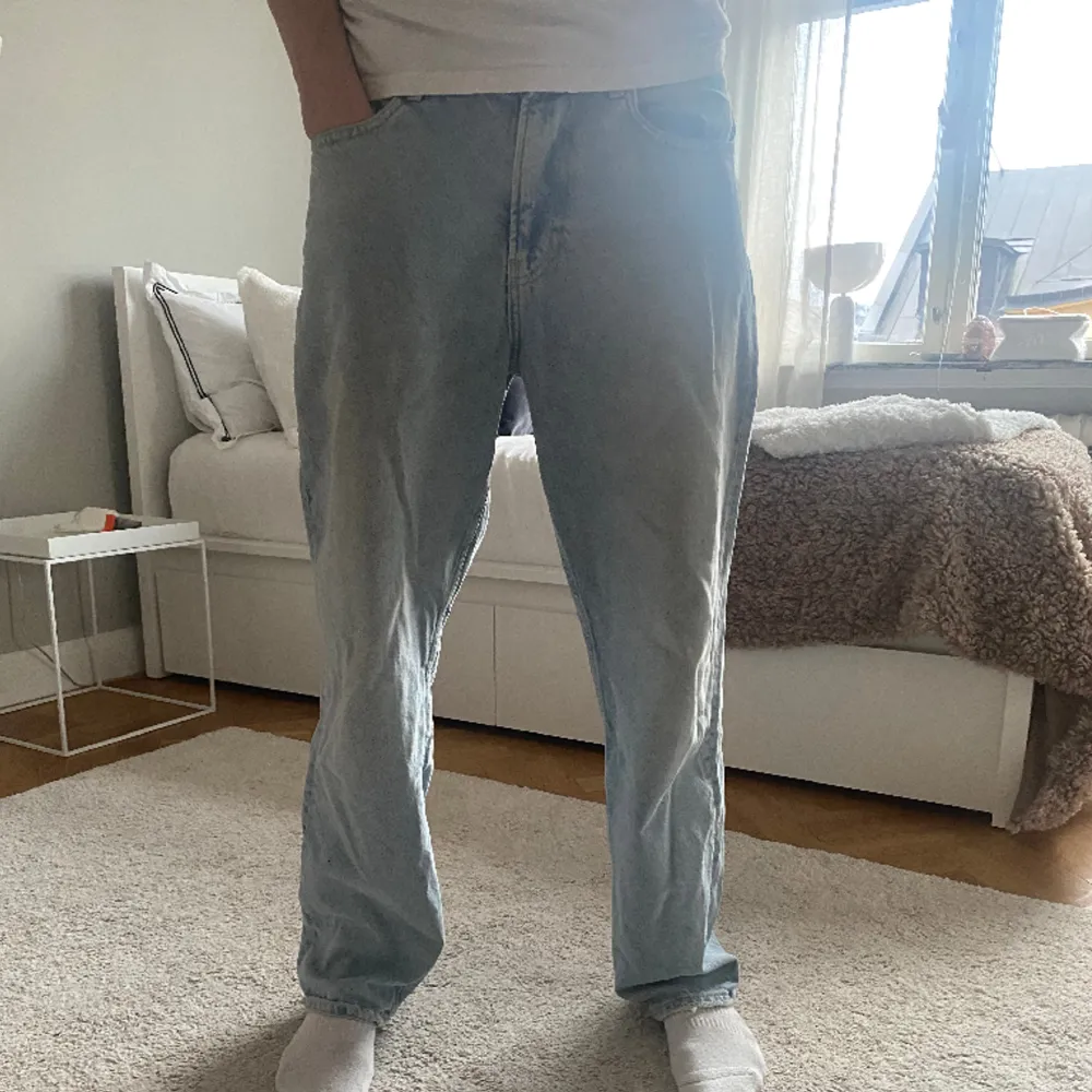 Snyggt sittande ljus blåa jeans köpta på carlings ny pris 899kr perfekta inför våren/sommaren.. Jeans & Byxor.