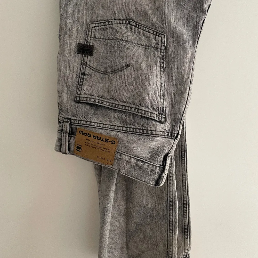 Säljer dessa G-star Raw jeans | Vid fler frågor eller intresse hör gärna av er!. Jeans & Byxor.