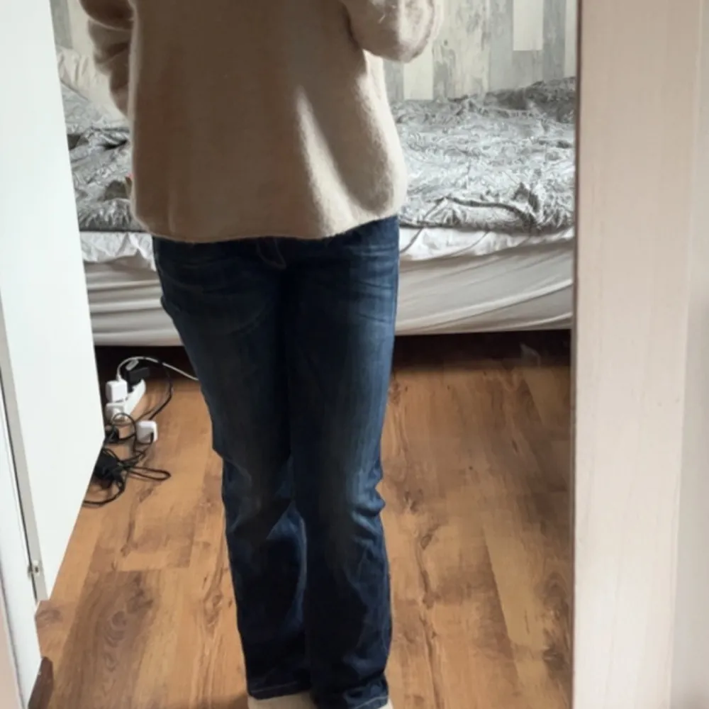 (Tryck inte på köp nu direkt) supersnygga lågmidjade jeans som tyvärr inte passar mig så bra, storlek står ej men skulle kanske säga att de passar omkring storlek 36🥰 Kolla gärna min profil❤️. Jeans & Byxor.