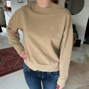 Gant sweatshirt  - Beige gant sweatshirt i strl M men skulle mer säga att det är S!!  Den är i superfint skick, orginalpris: 1300!