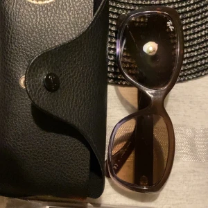 Ray-Bans Jackie Ohh  - Säljer min mammas Ray-Bans eftersom hon inte använder dem och vill istället ha pengar för den