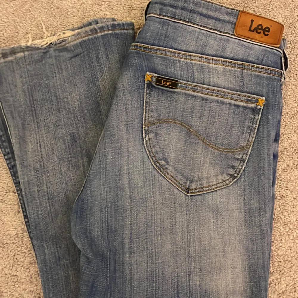 Superfina lågmidjade jeans från Lee😻 inga defekter, använda max 3 ggr. Skriv vid frågor💕. Jeans & Byxor.