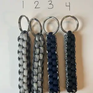 Egengjorda nyckelringar i två olika färger. Perfekt att ha till sin hem,bil eller skåpsnyckel🔑💙