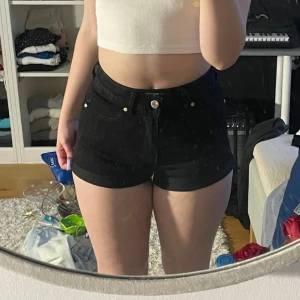 Jeans shorts - Svarta jeans shorts från New yorker, storlek s. Köpare står för frakt 