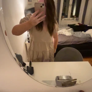 Söt klänning från zara - Säljer denna söta klänning från zara då jag inte använder klänningar💕💕inga defekter använt en gång. I storlek m men skulle mer säga att den passar till S!💕