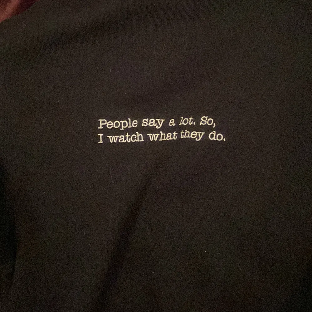 Hoodie från new yorker med texten ”People say a lot, So, I watch what they do”. Hoodies.
