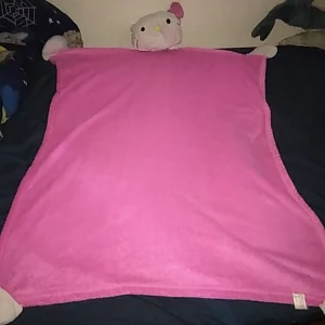 Hello Kitty filt - 4 st tassar, ett huvud som funkar som kudde, mjuk och tvättas och innan den skickas