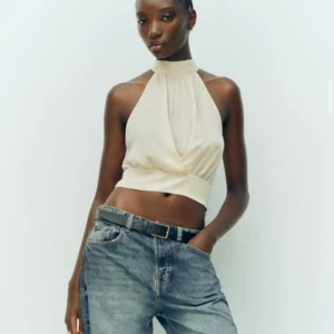 Vit topp/festtopp - Jättesnygg vit/beige topp från Zara. Aldrig använd och med lappen kvar!💓