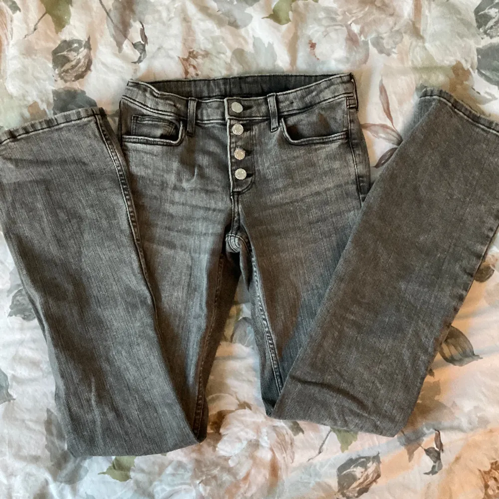 Gråa hm jeans från deras barnavdelning, inga skador eller liknande och säljer då dem inte kommer till andvändning. Storlek 158. . Jeans & Byxor.