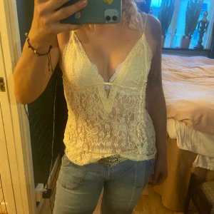 Sexigt linne - Gult med spets, genomskinlig men skitsamma bara ha en snygg BH (eller inte) puss 💛🤍💛💛💛