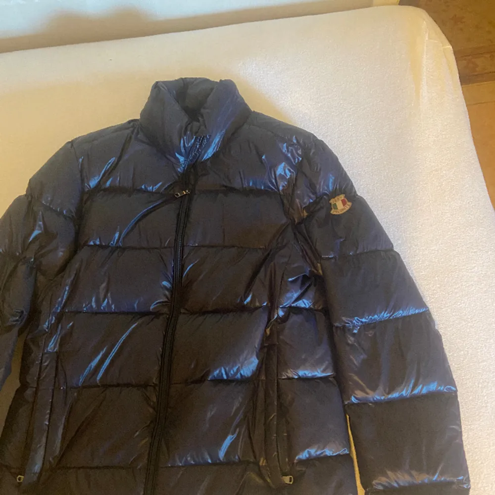 Säljer min jacka för att fick en ny i present. Inga defekter på den. Det är en glossy mörkblå färg. Nypris 3000kr. Jackor.