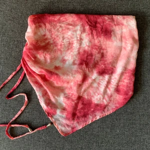 Axelbandslös crop top - Axelbandslös crop top.  Perfekt skick!! Säljer för 50 kr, köparen står för frakten eller kan också upphämtning av varan i Lund.💌