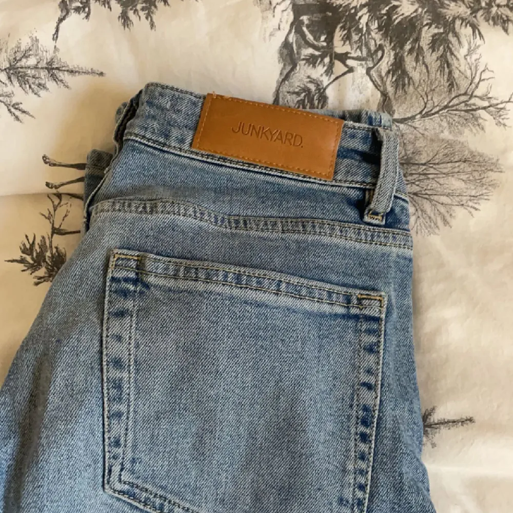 Ljusblåa lågmidjade jeans köpta på Junkyard. Knappt använda 💕 Säljer för 300kr plus frakt 💕. Jeans & Byxor.