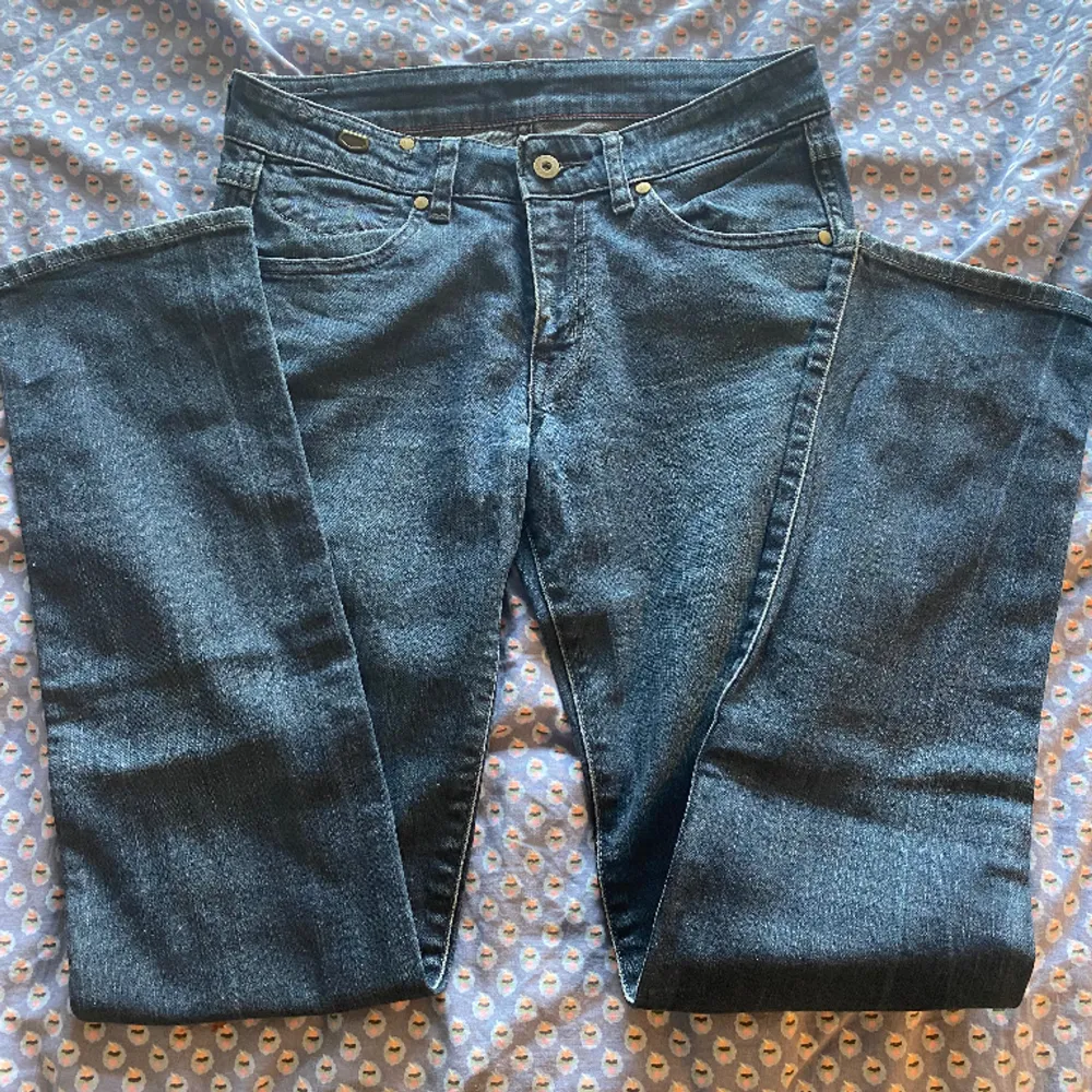 Ett par skit coola vintage jeans från crocker denim med detaljer bak på fickorna! De är en storlek S. Har tyvärr inga bilder på då de är för små för mig. Skulle säga att det är runt en storlek 34-36💗Pris kan diskuteras!. Jeans & Byxor.