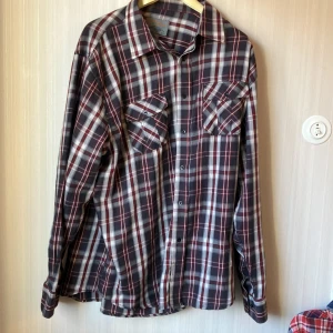 Rutigfärgad skjorta  - Aldrig varit använd då den inte passat skärskilt bra. Så i toppskick! Storlek: 3XL