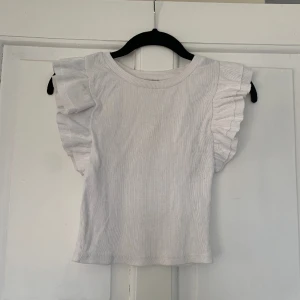 Zara topp volang - Topp från zara med volangärmar🤍 Ribbat material och bra skick, säljer även likadan i svart