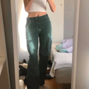 Mörkgröna cargopants - Super coola cargopants som tyvärr inte kommer till användning! Utmärkt skick💫💕