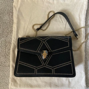 Crossbody bag med nitar - Fint skick!  Ej avtagbar rem/kedja.  Ca 22 cm bred.  Tveka inte att höra av er om ni har fler frågor💕 