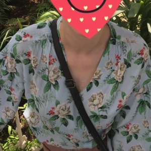 Blommig omlott-topp - 🌸Romantisk vibe 🌸Ballongärmar med knyt 🌸Djup urringning 🌸Använd 3 ggr, upptäckte dock efter tvätt att insidan av kragen har trådat sig lite (bild 3). Syns inte när man har på sig, men har sänkt priset. 🌸 Klippt bort en lapp i nacken som skavde.