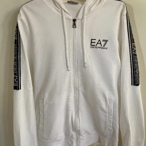 Ea7 kofta i vit - Ea7 i vit som passar 175-185. Fint skick utan skador eller fläckar.
