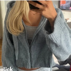 Stickad zip hoodie - Fin stickad tröja, knappast använd.🩷