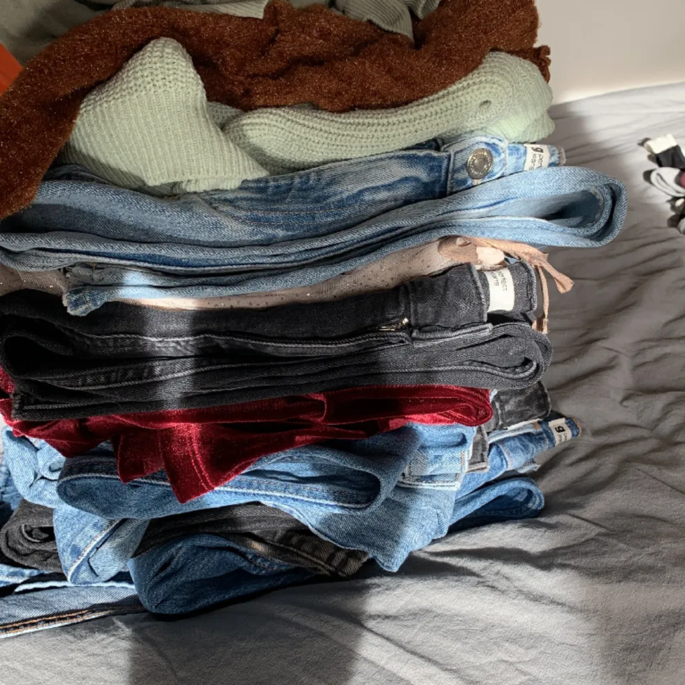 6 par jeans, 5 tröjor                        Jeans från Gina Tricot, HM och lager 157       Toppar från zara och Polarn & pyret Storlekar 32, xs, 152             Jeans: 50 kr  Tjocktröjor: 40 kr            Toppar: 30 kr               Allt för: 300 kr. Jeans & Byxor.