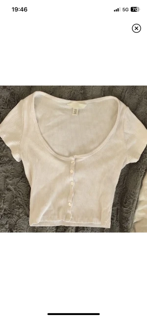 T-Shirt - Vit t-shirt från H&M i storlek XS. Aldrig använd. Ny pris 200. Skriv privat för fler bilder. Pris kan diskuteras!