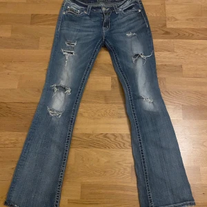 Miss me jeans - Seljer dessa trendiga snygga miss me jeans åt min kompis som köpte de på plick då de inte passade. De är i väldigt bra skick (De är lågmidjade och utsvängda/Boot cut) Skriv för fler frågor eller bilder💕