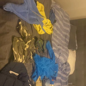 Massor av kläder och en jacka  - Det är för barn 