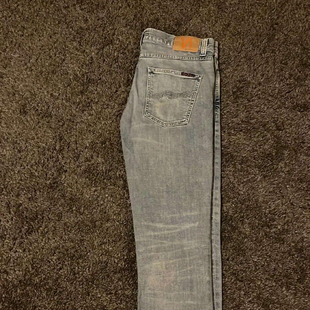 Nu säljer vi ett par super feta Nudie Jeans i modellen Lean Dean i mycket bra skick👌 Nypris: 1600 Vårt pris: 449😍 Var inte rädd för att ställa fler frågor😊. Jeans & Byxor.