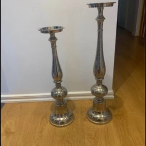 Ljusstake  - Sia ljusstaken Den stora är 73 cm hög pris 600kr Den lilla är 63 cm hög pris 400kr Båda för 900kr