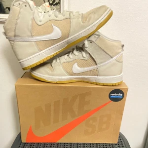 Nike SB Dunk High Pro ISO  - Säljer mina Nike Orange Lable, köpta från restocks för ca 6 månader sen. Står bara i mitt rum å kommer ej till användning. Finns inga defekter å e i väldigt bra skick. Skorna e rare och kunde bara köpas i butik till en början. Nypris 3000+.