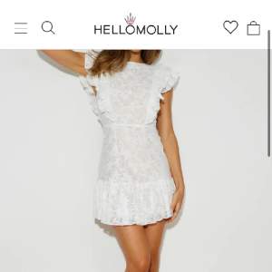 Söker denna klänning från hello molly i storlek 34/36, beroende på om den är liten i storlek eller inte😊