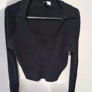 Svart tröja - Svart tröja från H&M, lite croppad! Fint skick, storlek S 🥰