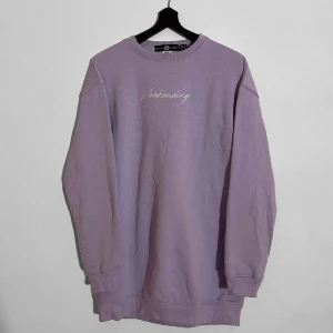 Sweaterklänning - Märke: Daisy Street Typ: Sweaterklänning eller lång sweatshirt med broderat tryck Färg: Lila Strl: 38/(36) Skick/Övrigt: Nyskick. Aldrig använd.