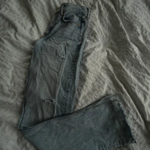 Jeans  - Ljusblåa Jeans med slitningar och slits, säljer pga att de inte passar längre💓