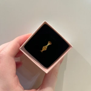 Ring mockberg - Säljer denna fina ringen från mockberg då den aldrig kommer till användning köptes för 499 kr.  Väldigt fint skick då den bara är använd så få gånger 🥰