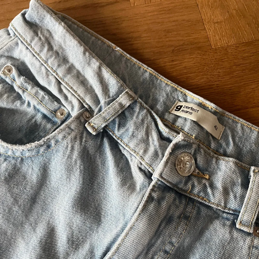 Jättefina oanvända Gina Tricot jeans. Jeansen är i en ljusblå tvätt med hål på båda knäna. Storlek 42.🩵. Jeans & Byxor.